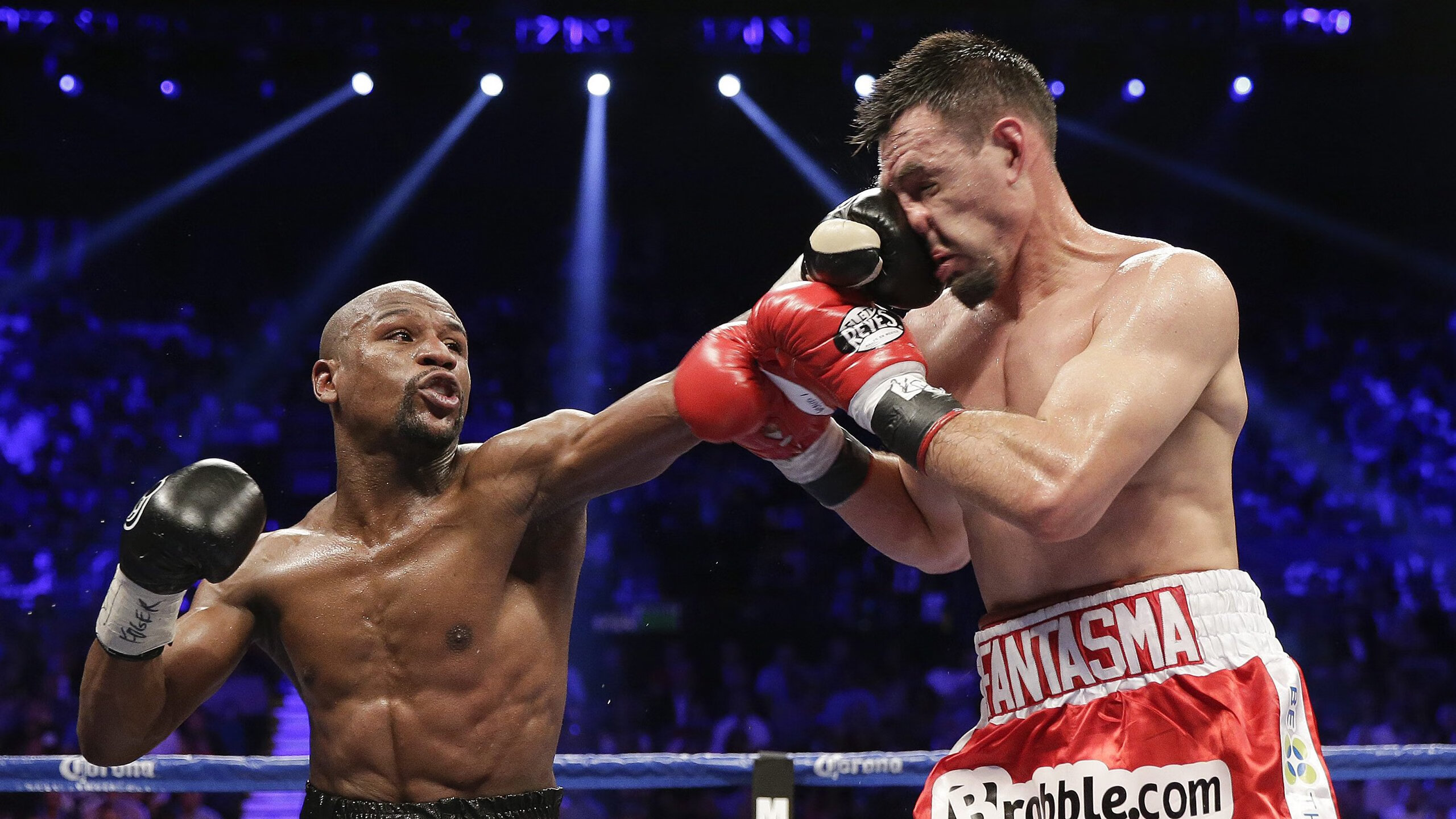 世界杯裁判“抢镜瞬间” 主裁冷静化解场上冲突获赞