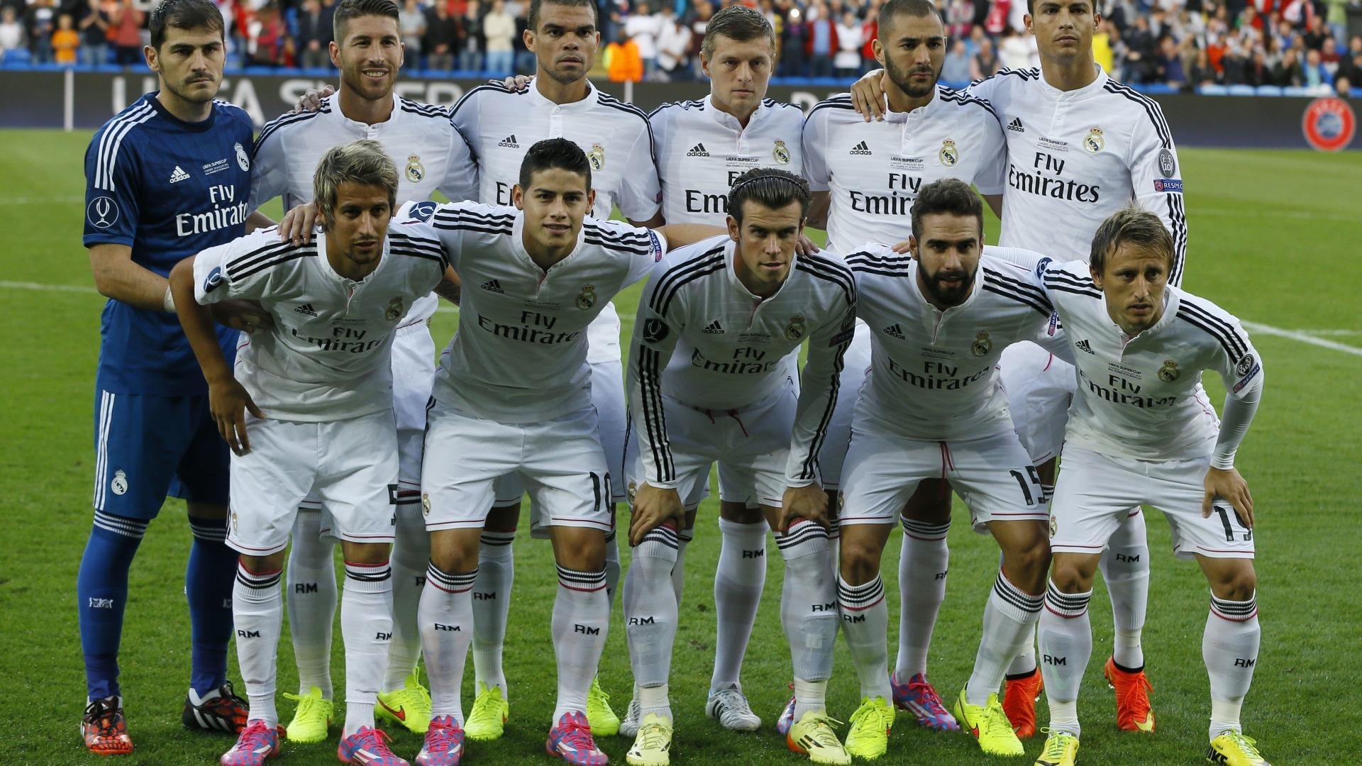 教师与学生篮球友谊赛 老师妙传赢得满堂喝彩